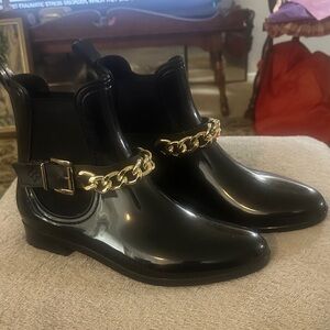 Elegant DAV Glasgow Black Ankle Boots with Gold Chain Accent 10